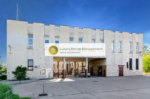 Duży budynek biurowy, parking, komunikacja