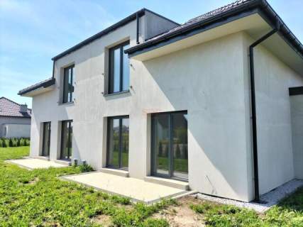Bliźniak 140 m2, działka 450 m2. Stan deweloperski.