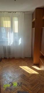 Dwupokojowe mieszkanie w bloku niskiej zabudowy.
