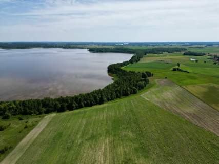 Działka inwestycyjna z linią brzegową
