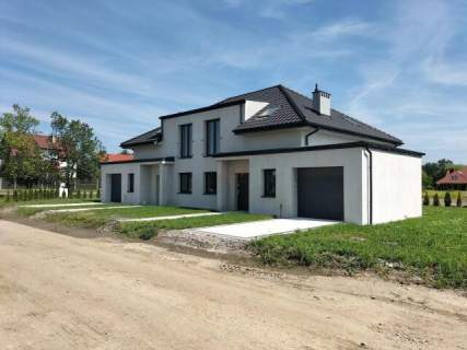 Bliźniak 140 m2, działka 450 m2. Stan deweloperski.