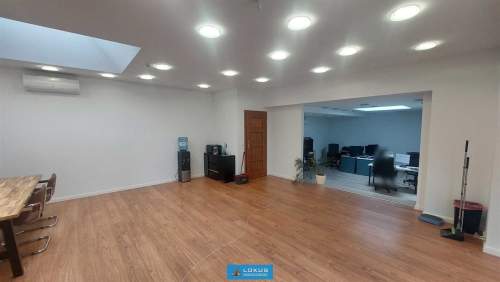 Lokal handlowo-usługowy 95 m2 parter parking klima