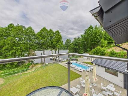 Obiekt hotelowy nad jeziorem na Mazurach.