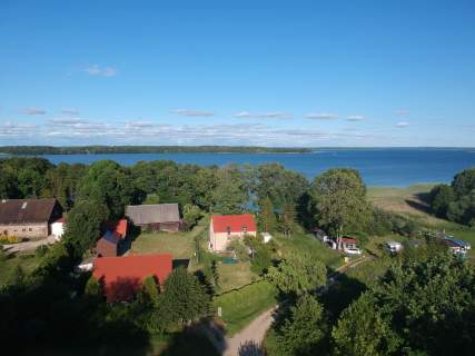 Dom z własną plażą i pomostem nad jeziorem Mamry na SWJM