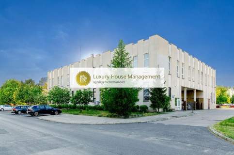 Duży budynek biurowy, parking, komunikacja