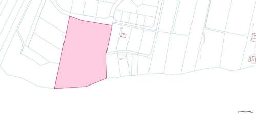 Inwestycyjny grunt z linią brzegową jeziora Lubie