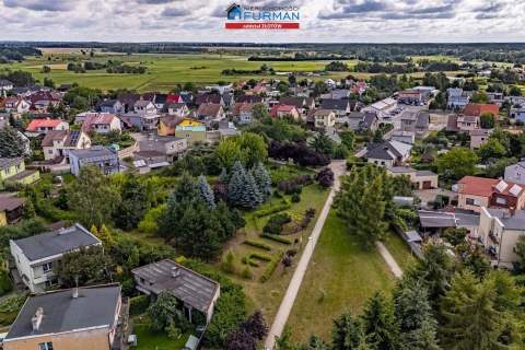 DOM WOLNOSTOJĄCY PRZY PARKU, ZŁOTÓW