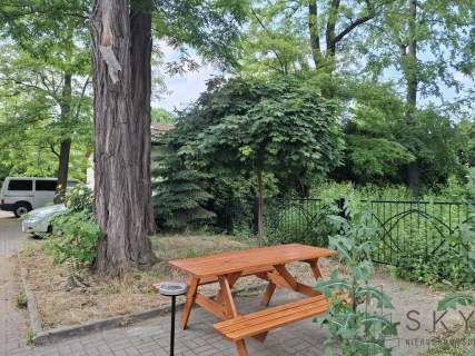 Budynek parterowy z pięcioma mieszkaniami. Bielany