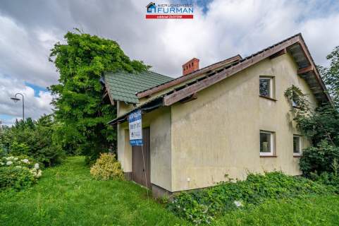 DOM WOLNOSTOJĄCY PRZY PARKU, ZŁOTÓW