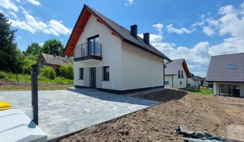 Komfortowy nowy dom w zielonej okolicy
