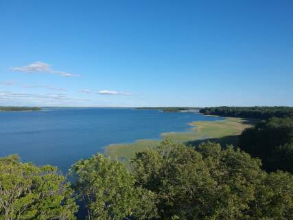 Dom z własną plażą i pomostem nad jeziorem Mamry na SWJM