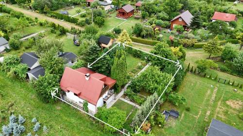 Ogródek z działkowy z altaną murowaną
