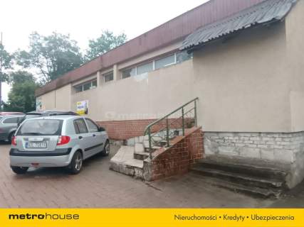 Pawilon handlowy z parkingiem w centrum Biskupca