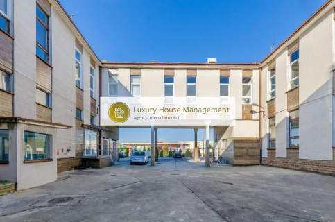 Duży budynek biurowy, parking, komunikacja