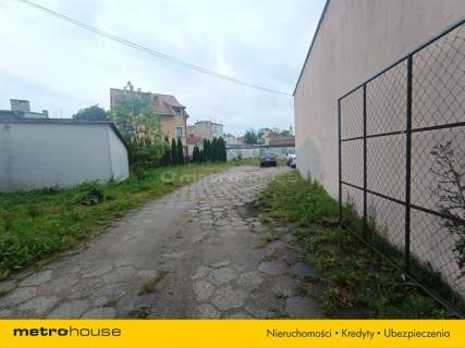 Pawilon handlowy z parkingiem w centrum Biskupca
