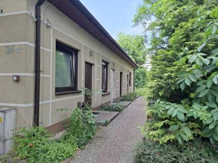 Budynek parterowy z pięcioma mieszkaniami. Bielany
