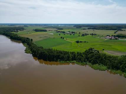 Działka inwestycyjna z linią brzegową