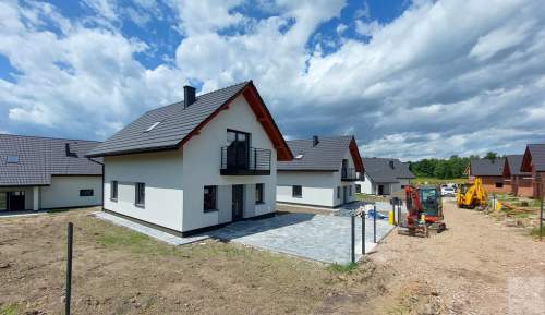 Komfortowy nowy dom w zielonej okolicy