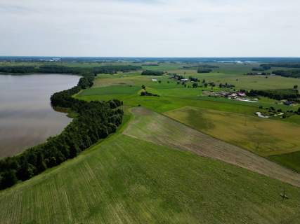 Działka inwestycyjna z linią brzegową