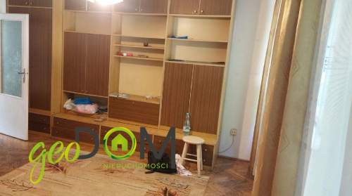 Dwupokojowe mieszkanie w bloku niskiej zabudowy.