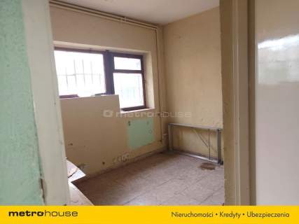 Pawilon handlowy z parkingiem w centrum Biskupca