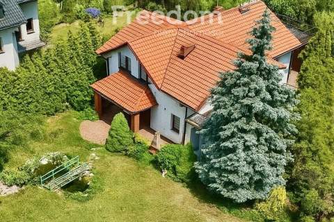 Rodzinny dom z dużą działką w spokojnej okolicy