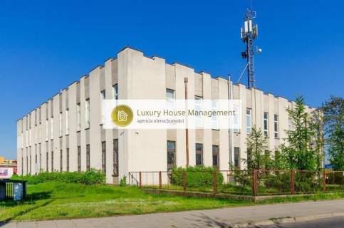 Duży budynek biurowy, parking, komunikacja