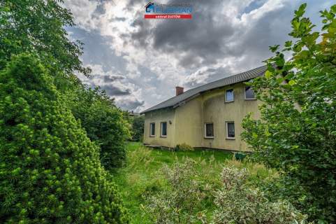 DOM WOLNOSTOJĄCY PRZY PARKU, ZŁOTÓW