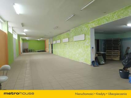 Pawilon handlowy z parkingiem w centrum Biskupca