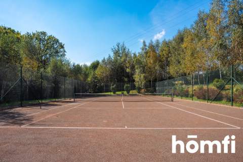 Dom z kortem tenisowym i 5000 m działki