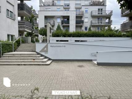 Lokal z witrynami na parterze 68m2 Budynek Atanera