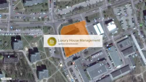 Duży budynek biurowy, parking, komunikacja