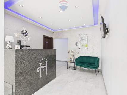 Obiekt hotelowy nad jeziorem na Mazurach.
