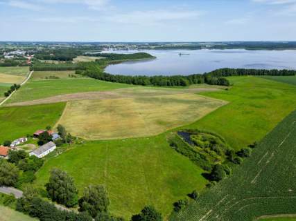 Działka inwestycyjna z linią brzegową