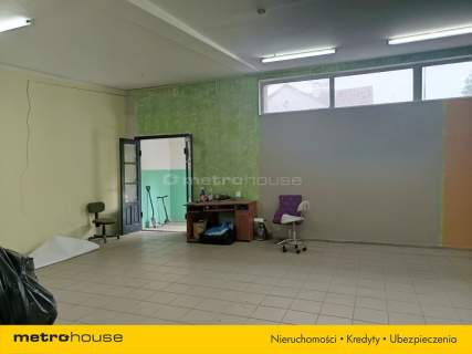 Pawilon handlowy z parkingiem w centrum Biskupca