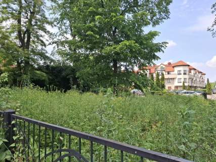 Budynek parterowy z pięcioma mieszkaniami. Bielany