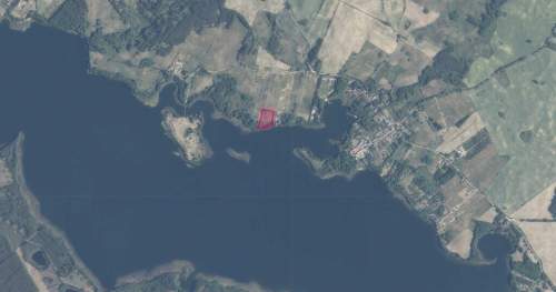 Inwestycyjny grunt z linią brzegową jeziora Lubie