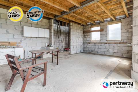 Duża działka z domem w stanie surowym zamkniętym
