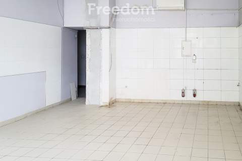 Lokal na parterze kamienicy w centrum na wynajem