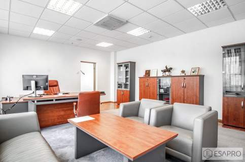 Przestronny lokal biurowy, duży parking przed budy