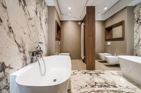 Dwupoziomowy, wykończony apartament z tarasem