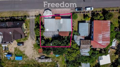 Sklep lub kawiarnia w pobliżu jeziora