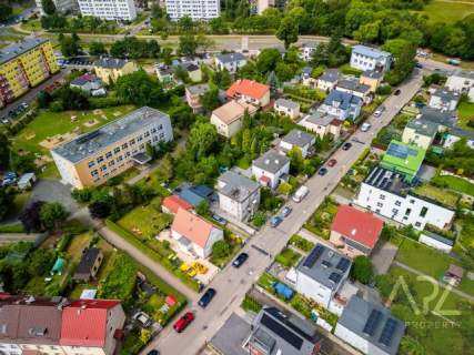 Pół bliźniaka oraz domek mieszkalny blisko centrum miasta