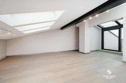 Dwupoziomowy, wykończony apartament z tarasem