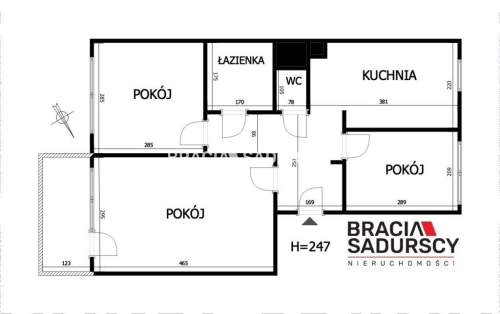 3 pok z widokiem na panoramę miasta.