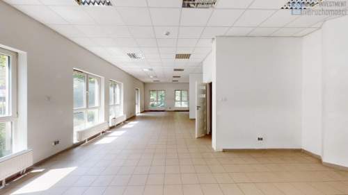 Parter centrum 3 wejścia witryny wys. 3m