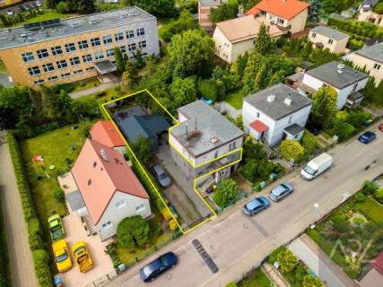Pół bliźniaka oraz domek mieszkalny blisko centrum miasta