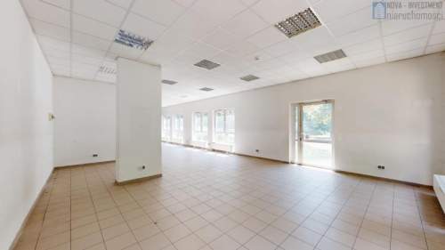 Parter centrum 3 wejścia witryny wys. 3m