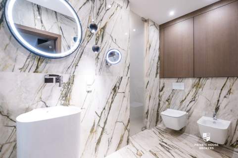 Dwupoziomowy, wykończony apartament z tarasem