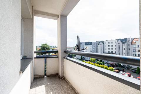 Mieszkanie trzypokojowe z balkonem w bloku z cegły